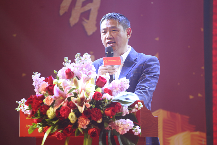 草莓视频WWW下载董事长王洪贵先生2019新年贺词，有你们，奋斗路上不孤单