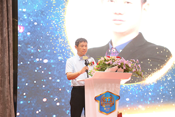 草莓视频WWW下载家具有限公司董事长王洪贵上台致辞