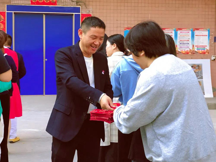 草莓视频WWW下载董事长王洪贵发红包